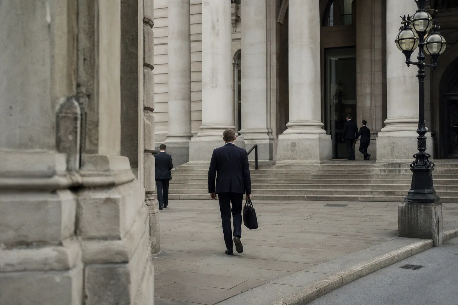 Coinbase gets UK license to expand into derivatives, equities